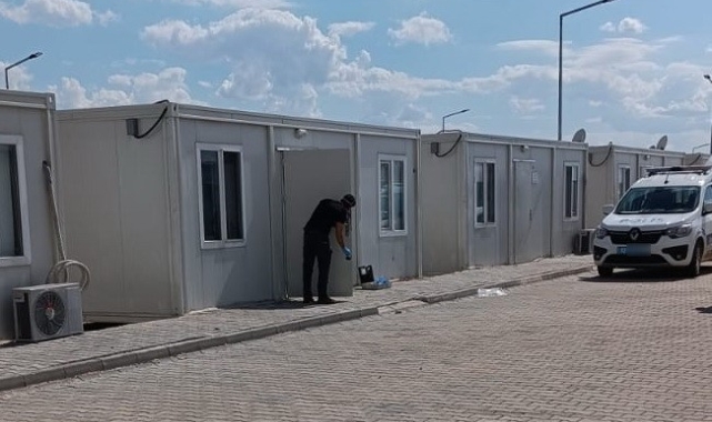 Depremzedenin kaldığı konteyner soyuldu