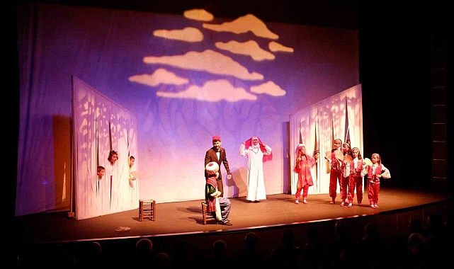 Devlet koruması altındaki çocuklar, tiyatroda bir araya geldi