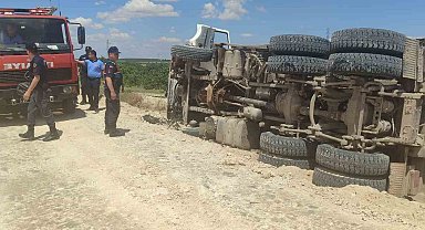Devrilen kum yüklü kamyonun sürücüsü ağır yaralandı