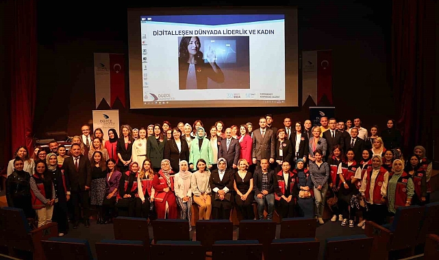 &quot;Dijitalleşen Dünyada Liderlik ve Kadın&quot; başlıklı panel gerçekleştirildi