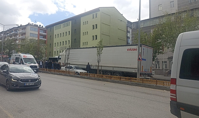 Direksiyon hakimiyetini kaybeden otomobil, refüj ile tır arasında sıkıştı