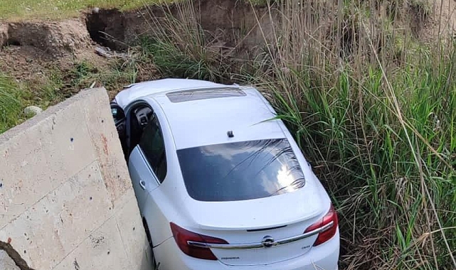 Direksiyon hakimiyetini kaybeden sürücü, yoldan çıkarak şarampole yuvarlandı