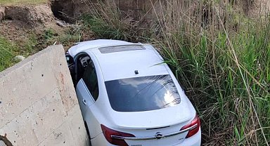 Direksiyon hakimiyetini kaybeden sürücü, yoldan çıkarak şarampole yuvarlandı