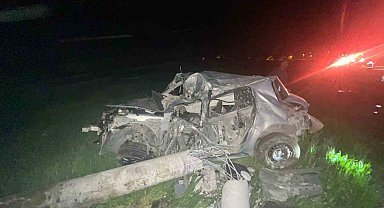 Direksiyon hâkimiyeti kaybedilerek elektrik direğine çarpan otomobilin sürücüsü hayatını kaybetti