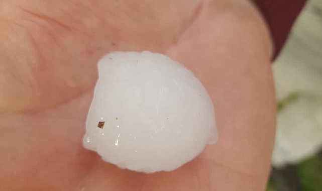 Dolu yağışı, kenti beyaza bürüdü