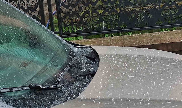 Dolu yağışı sonrası kent beyaza büründü