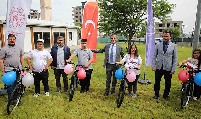 Down sendromlu çocuklara bisiklet dağıtıldı