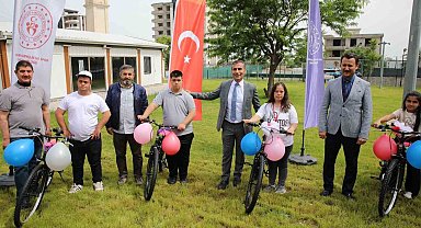 Down sendromlu çocuklara bisiklet dağıtıldı