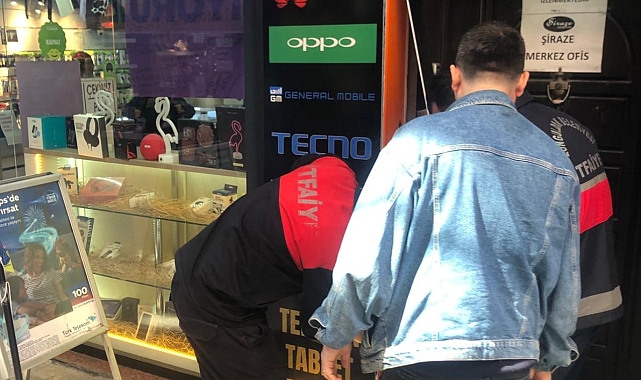 Dükkanın arasına sıkışan, Güvercinin imdadına  itfaiye ekipler yetişti