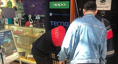 Dükkanın arasına sıkışan, Güvercinin imdadına  itfaiye ekipler yetişti