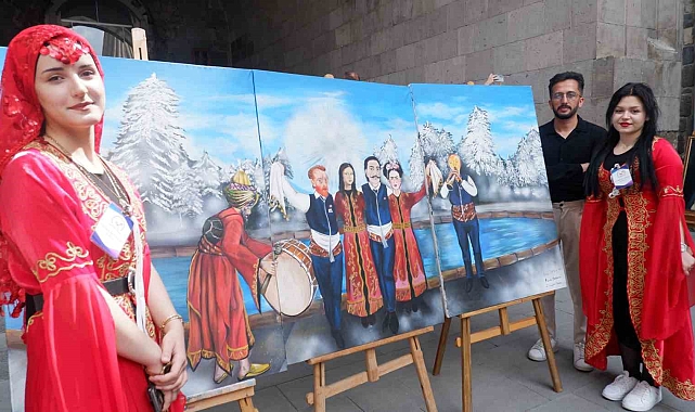 Dünyaca ünlü isimler, Erzurum halk oyunu barda buluştu