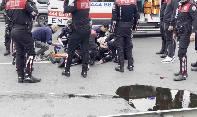 E-5 karayolunda motosikletli polis ile ticari taksi çarpıştı: 2 polis yaralandı