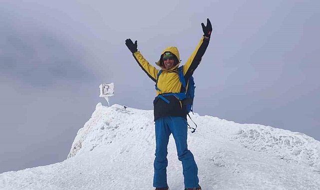 Eksi 37 derecede Ağrı Dağı zirvesine tırmandılar