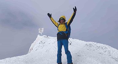 Eksi 37 derecede Ağrı Dağı zirvesine tırmandılar