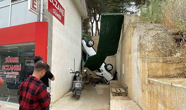 El freni çekilmeyen otomobil, beton zemine düştü