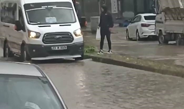Elazığ&#039;lı şoför, yağmur sularının ortasında kalan yolcuyu, kendi kapısından içeri aldı