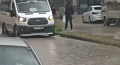 Elazığ'lı şoför, yağmur sularının ortasında kalan yolcuyu, kendi kapısından içeri aldı