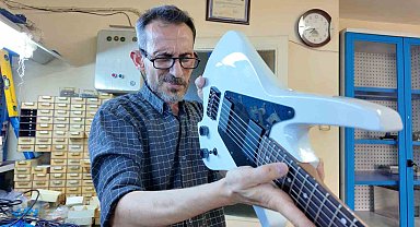 Emekli oldu, gitar üretmeye başladı