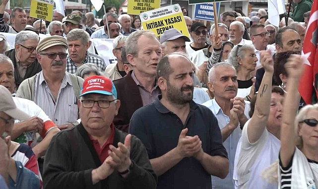 Emekliler, maddi imkanların yetersiz olduğu gerekçesiyle yürüyüş düzenledi