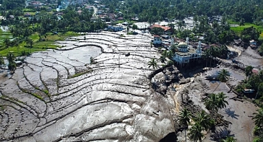 Endonezya'da yanardağ patlaması sonrası sel: 28 ölü