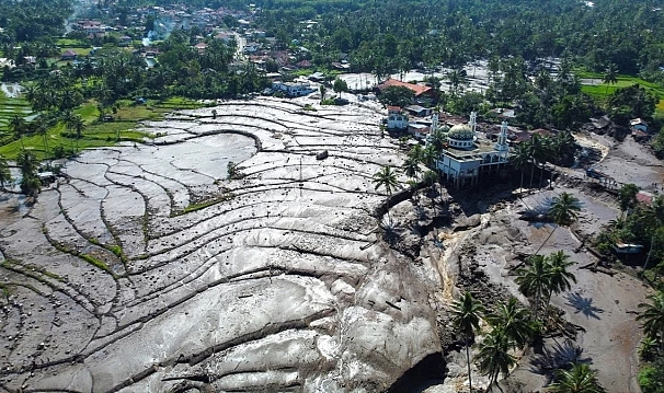 Endonezya&#039;da yanardağ patlaması sonrası sel: 28 ölü