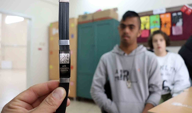 Engelli öğrenciler için, QR kodlu bileklik tasarlandı