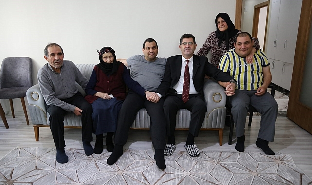 Engelli Semih, mendil satarak, engelli kardeşinin sigortasını ödüyor