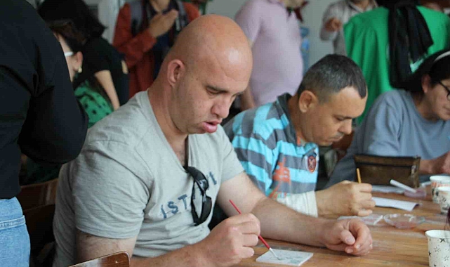 Engelli vatandaşlar ve anneleri, çini boyayarak eğlendiler