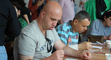 Engelli vatandaşlar ve anneleri, çini boyayarak eğlendiler