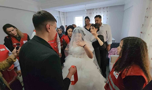 Enkazdan sağ çıkan Hediye dünya evine girdi