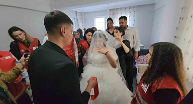 Enkazdan sağ çıkan Hediye dünya evine girdi