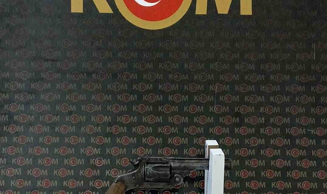 Erzurum KOM tarafından yapılan operasyonda 3 adet tabanca ele geçirildi