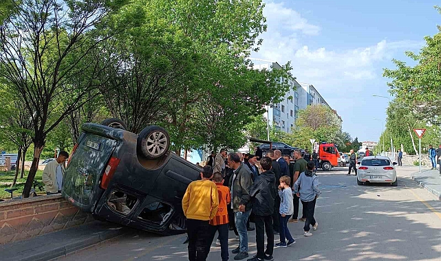 Erzurum&#039;da otomobilin çarptığı aracın ters dönmesi sonucu 6 kişi yaralandı