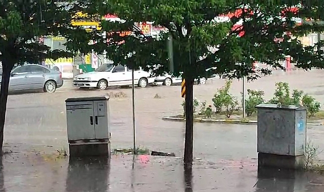 Erzurum&#039;da sağanak yağış hayatı olumsuz etkiledi