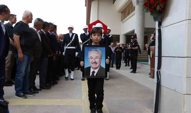Eski Devlet Bakanı Kocabatmaz törenle son yolculuğuna uğurlandı