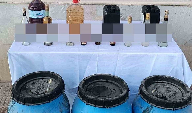Evinde ürettiği kaçak alkolleri piyasaya sürmeden yakalandı
