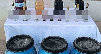 Evinde ürettiği kaçak alkolleri piyasaya sürmeden yakalandı