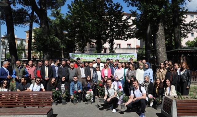 Fakültede 150&#039;den fazla gül diken öğrenciler Hüsniye hocalarını unutmadı