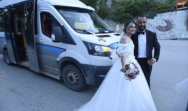 Farkındalık oluşturmak amacıyla, gelin ve damat düğüne dolmuşla gitti