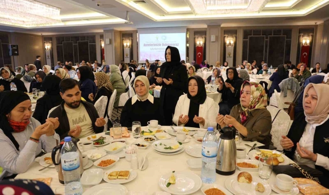 Fatma Betül Sayan Kaya, depremde çocuklarını kaybetmiş annelerle bir araya geldi