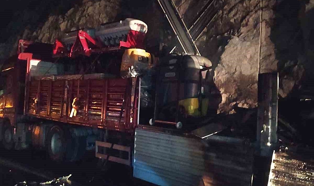 Fayans yüklü tır yandı