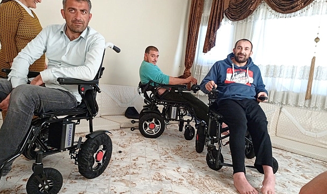 Felçli kardeşler, akülü sandalyelerine kavuştu