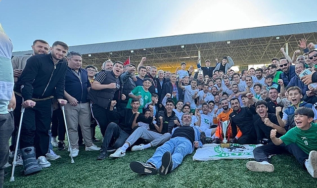 Fenerbahçeli İsmail Yüksek memleketi İznik&#039;te maç izlemeye koltuk değnekleriyle geldi