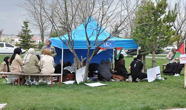 Filistin için yapılan eylemlere Kars&#039;taki öğrencilerinden destek geldi