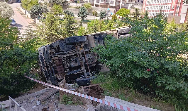 Freni arızalanan kamyon, &quot;Yan taraftaki yolu kaçış rampası olarak kullanmış&quot;