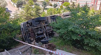 Freni arızalanan kamyon, "Yan taraftaki yolu kaçış rampası olarak kullanmış"