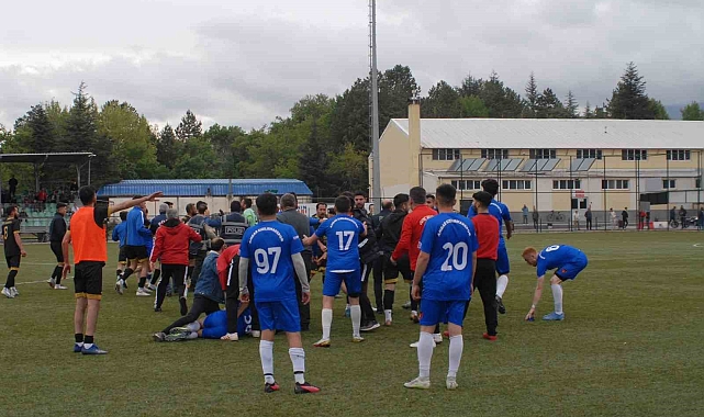 Futbolcular sahada tekme tokat birbirine girdi