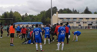 Futbolcular sahada tekme tokat birbirine girdi