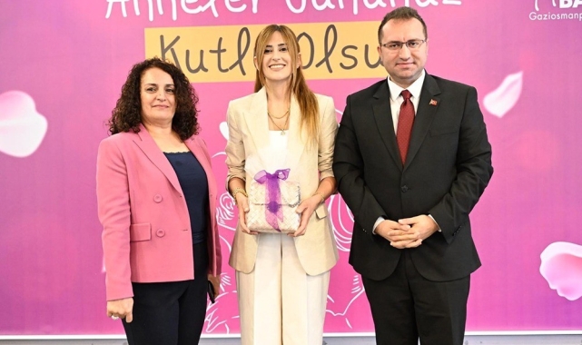 Gaziosmanpaşa Belediye Başkanı Bahçetepe kadın çalışanların Anneler Günü&#039;nü kutladı