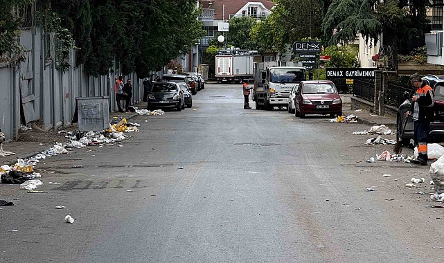 Gece boyu süren kutlamalardan geriye çöp yığınları kaldı